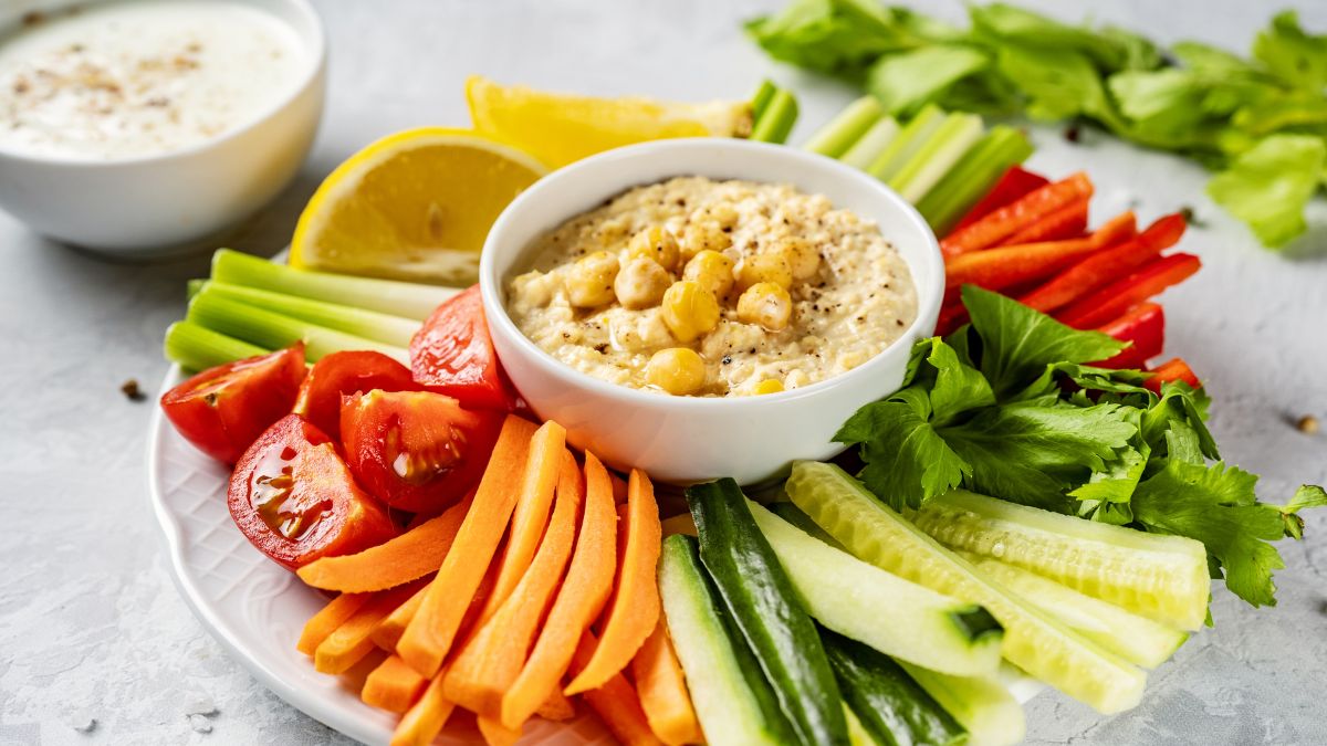 Garlic Hummus and Veggie Sticks Recipe