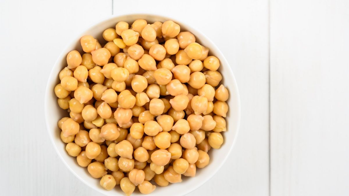 Delicious Hummus Recipe with Roasted Garlic