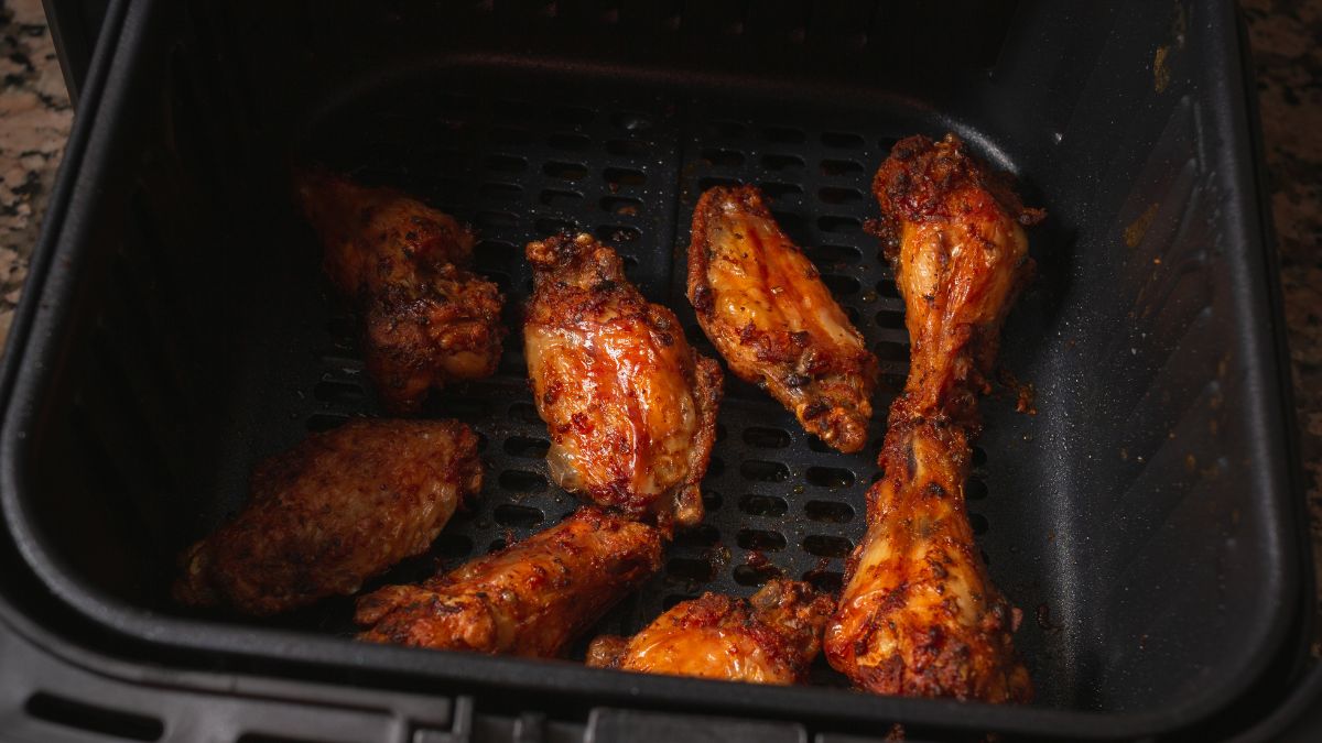 New Year's Eve Appetizer: Buffalo wings with Garlic Dipping Sauce